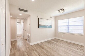 3241 Crestwood Dr in Port Charlotte, FL - Foto de edificio - Building Photo