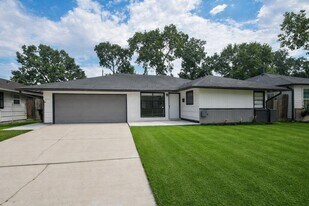 5330 Windswept Ln in Houston, TX - Building Photo