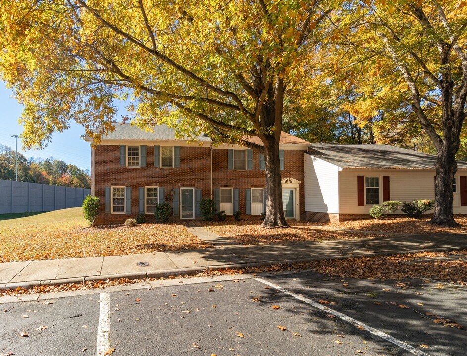 3317 Regents Park Ln in Greensboro, NC - Foto de edificio