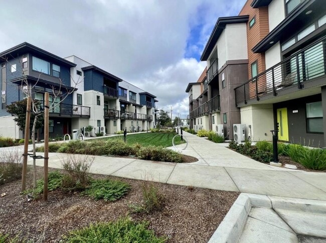 250 Waters Park Cir in San Mateo, CA - Building Photo - Building Photo
