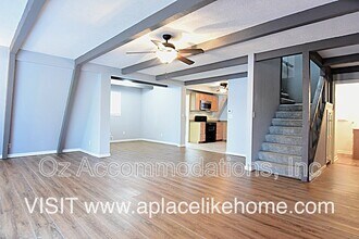 5402 NW Venetian Dr in Kansas City, MO - Building Photo - Building Photo