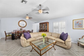 2467 Pinewoods Cir in Naples, FL - Foto de edificio - Building Photo