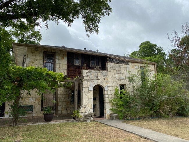 property at 910 Nacogdoches Rd