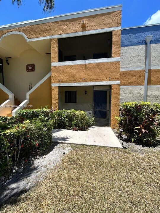 189 Lakeview Dr in Weston, FL - Building Photo