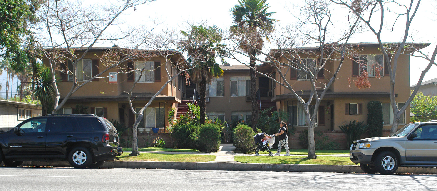 1290 N Altadena Dr in Pasadena, CA - Foto de edificio