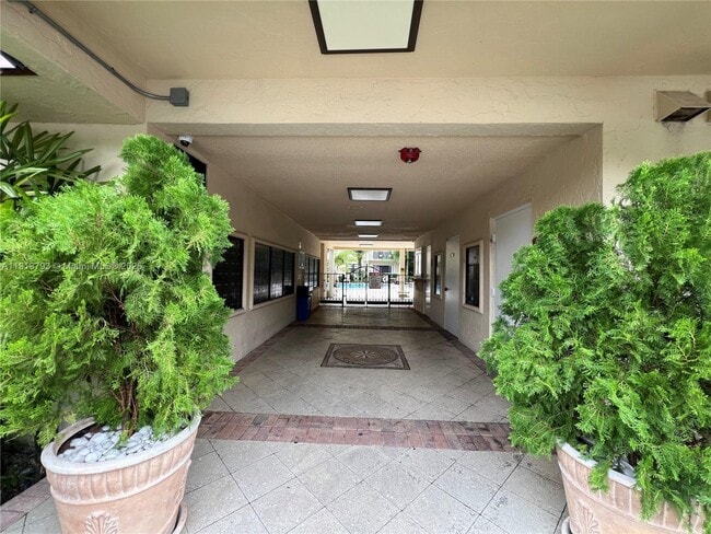 9301 SW 92nd Ave in Miami, FL - Foto de edificio - Building Photo