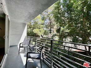 1920 N Hillcrest Rd in Los Angeles, CA - Building Photo - Building Photo