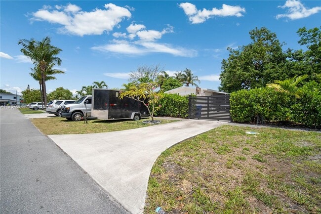 1245 NE 154th St in North Miami Beach, FL - Building Photo - Building Photo