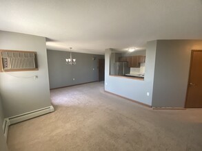 6500 Woodlake Dr, Unit 1013 in Richfield, MN - Foto de edificio - Building Photo