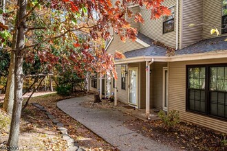 5003 Stonehedge Rd in Edison, NJ - Building Photo - Building Photo