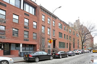 92 Jane St in New York, NY - Building Photo - Building Photo