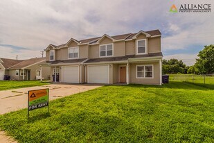 502 Brookmont Dr in Manhattan, KS - Building Photo