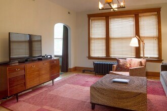 2134 N Damen Ave in Chicago, IL - Foto de edificio - Building Photo