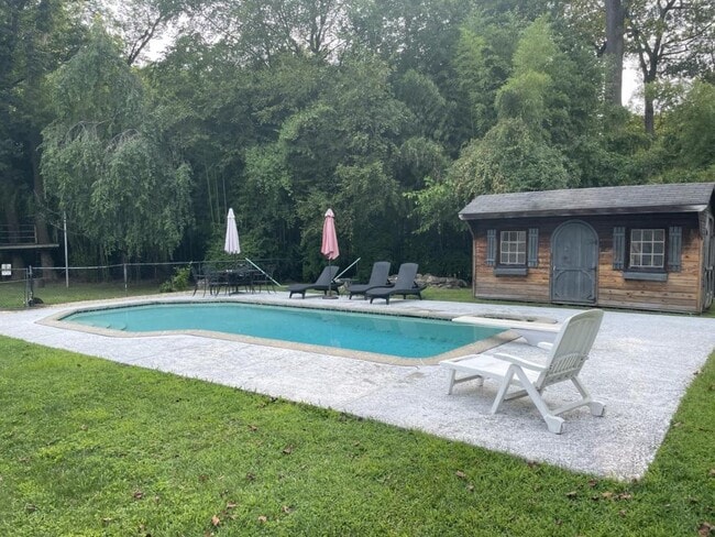 88 Sanford Ln in Stamford, CT - Building Photo - Building Photo