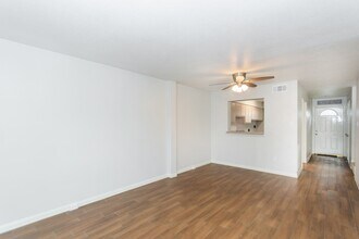 7950 Grove Ridge Dr in Houston, TX - Building Photo - Building Photo