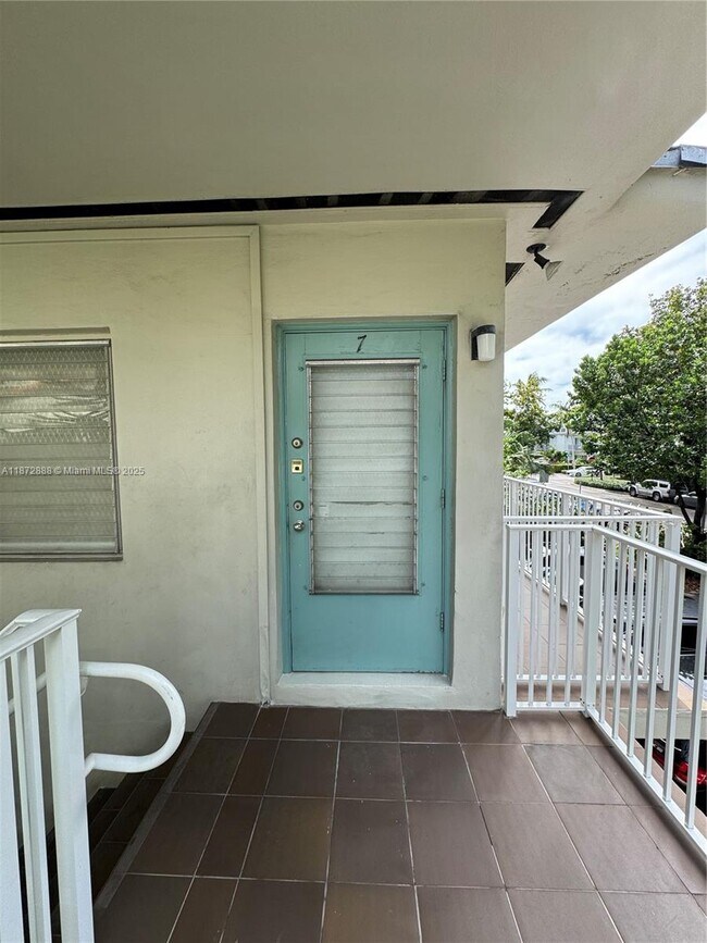 921 Meridian Ave in Miami Beach, FL - Building Photo - Building Photo