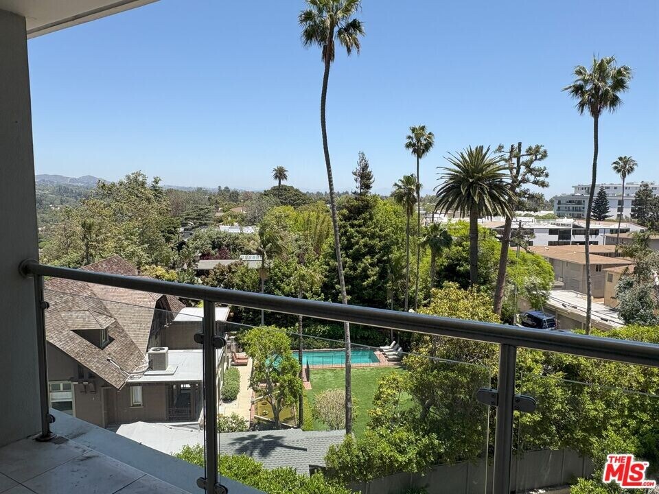 201 Ocean Ave in Santa Monica, CA - Building Photo