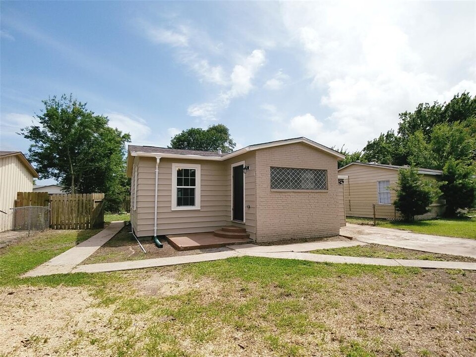 429 18th Ave N in Texas City, TX - Building Photo