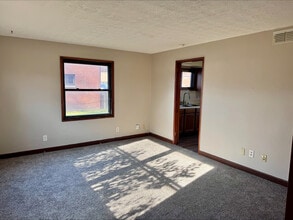 1135 Saxe Ave in Cuyahoga Falls, OH - Foto de edificio - Building Photo