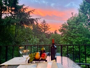 18 Northview Ct in Lake Oswego, OR - Foto de edificio - Building Photo