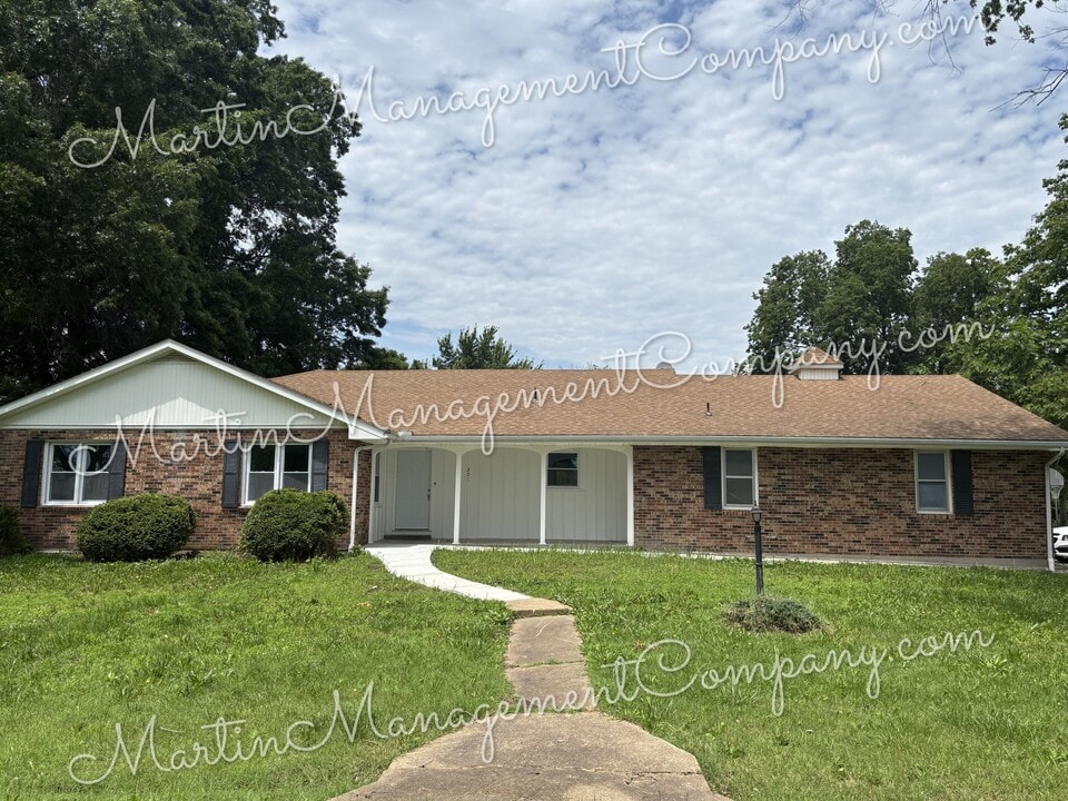 201 W Walnut St in Green Ridge, MO - Building Photo