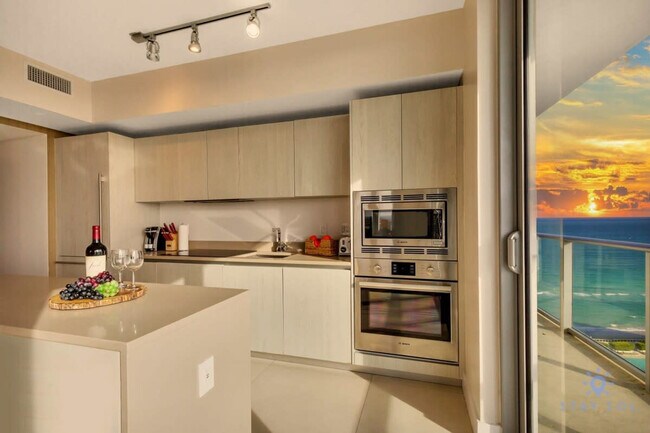 4111 S Ocean Dr in Hollywood, FL - Building Photo - Building Photo