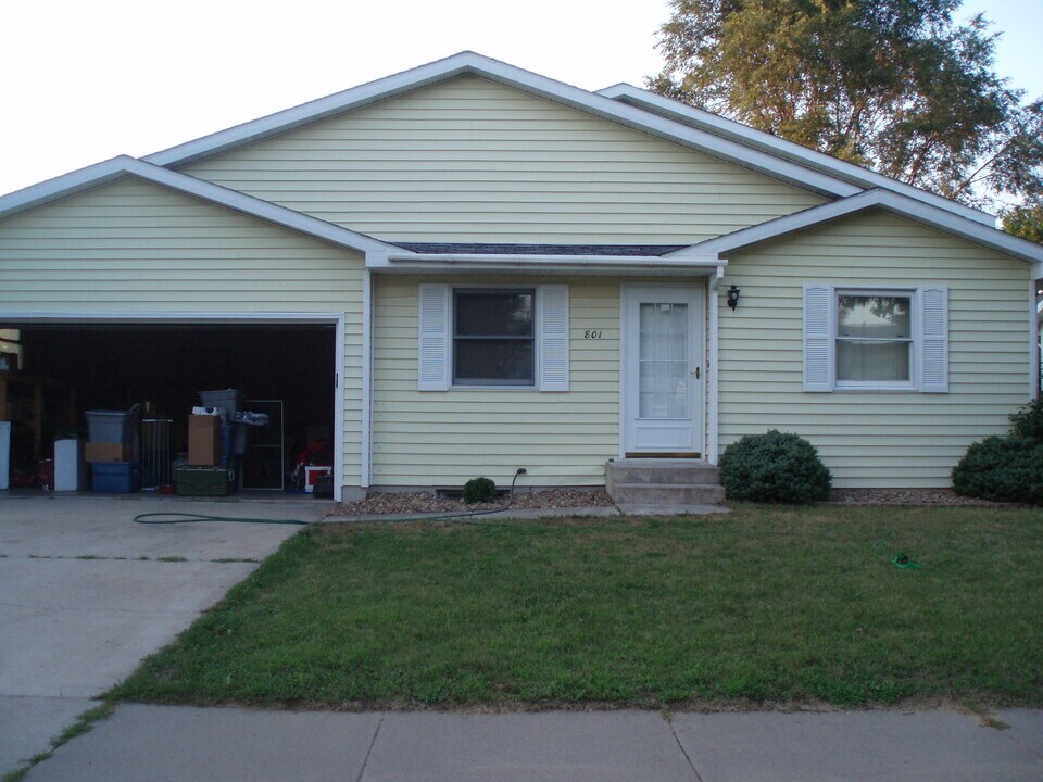 801 Rachel Pl in Onalaska, WI - Foto de edificio