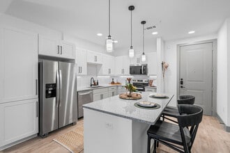 Alpine Creekside in Haltom City, TX - Foto de edificio - Building Photo