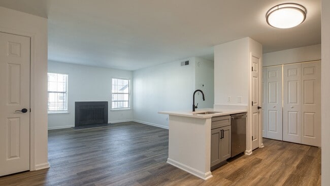 Latitudes Apartments in Virginia Beach, VA - Foto de edificio - Building Photo