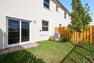 2747 SE 25th Ave in Homestead, FL - Foto de edificio - Building Photo