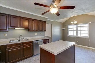 1025 Taylor Rd in Virginia Beach, VA - Foto de edificio - Building Photo