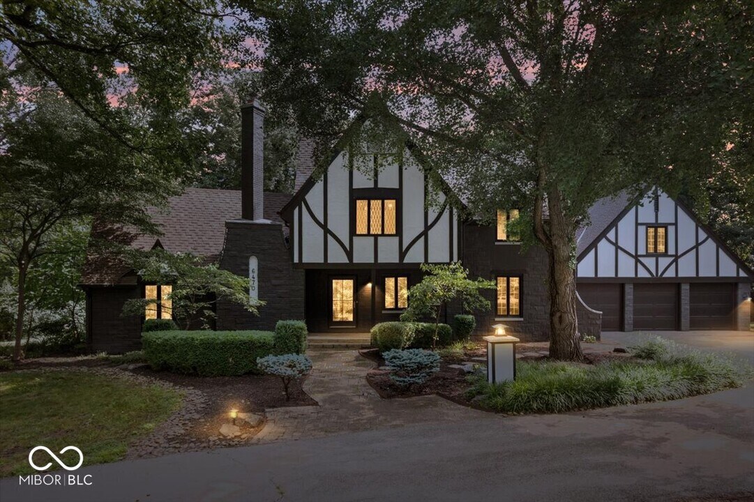 6470 Around the Hills Rd in Indianapolis, IN - Building Photo