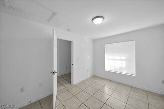 1214 SE 24th Ave in Cape Coral, FL - Building Photo - Building Photo