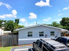 241 SW 23rd St in Fort Lauderdale, FL - Building Photo - Building Photo