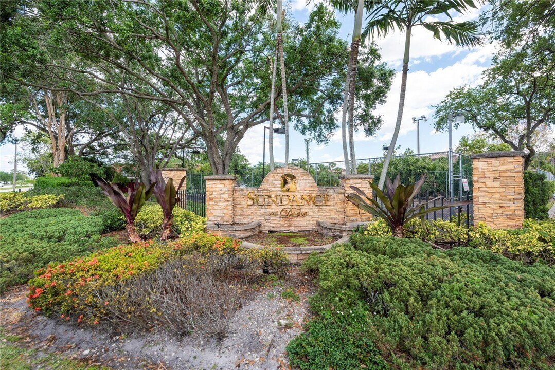 2900 S University Dr in Davie, FL - Building Photo