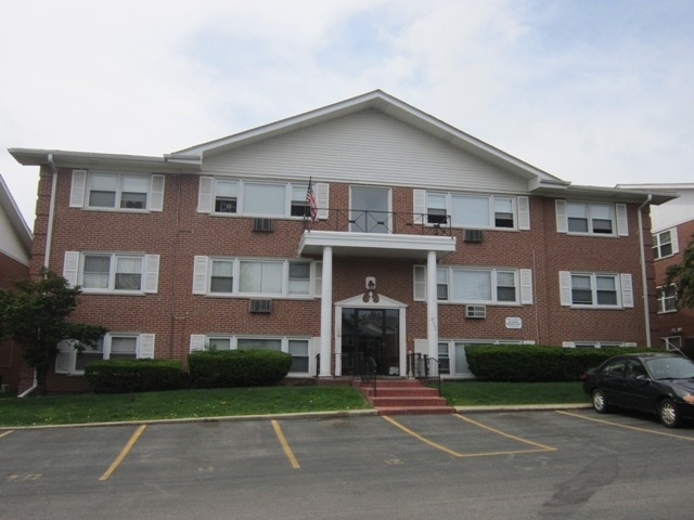 8440 W 95th St in Hickory Hills, IL - Foto de edificio