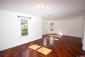 21 Arrandale Ave in Great Neck, NY - Building Photo - Building Photo