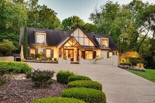 3807 Harding Pl, Unit 206 in Nashville, TN - Building Photo