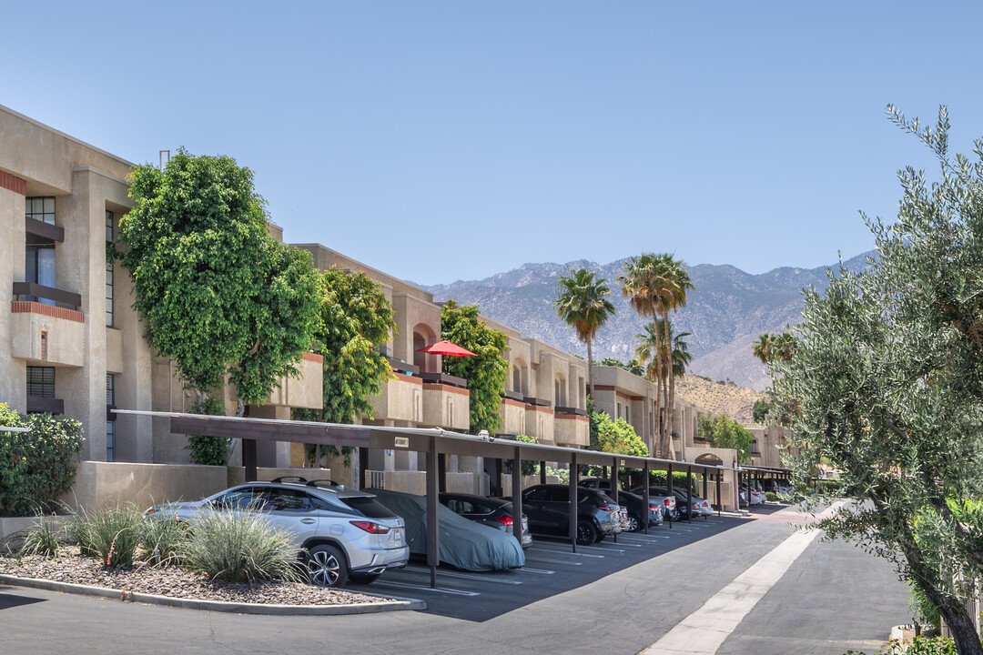 2601 S Broadmoor Dr in Palm Springs, CA - Building Photo