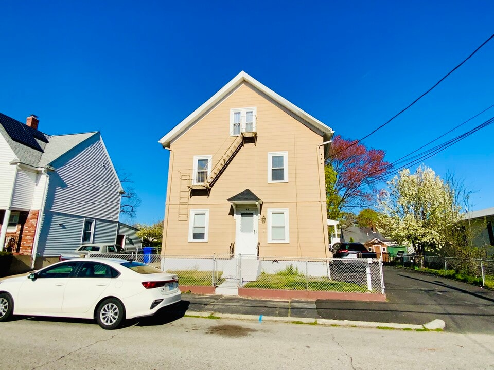 49 Ash St, Unit 1 in Pawtucket, RI - Building Photo