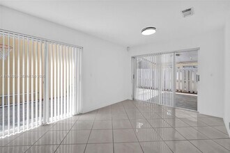 300 SW 100th Ave in Pembroke Pines, FL - Building Photo - Building Photo