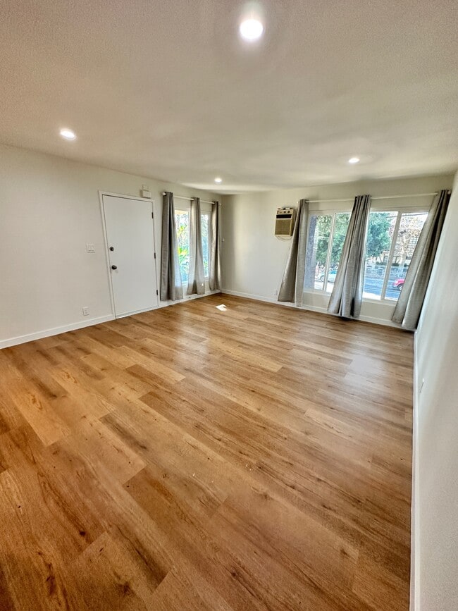 5728 Hazeltine Ave, Unit 5728 Hazeltine Ave.