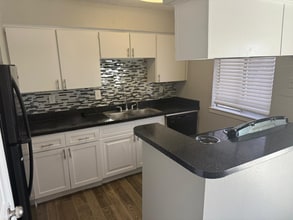 3203 W Walnut Hill Ln in Irving, TX - Building Photo - Building Photo