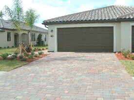 20249 Tesoro Dr in Venice, FL - Building Photo