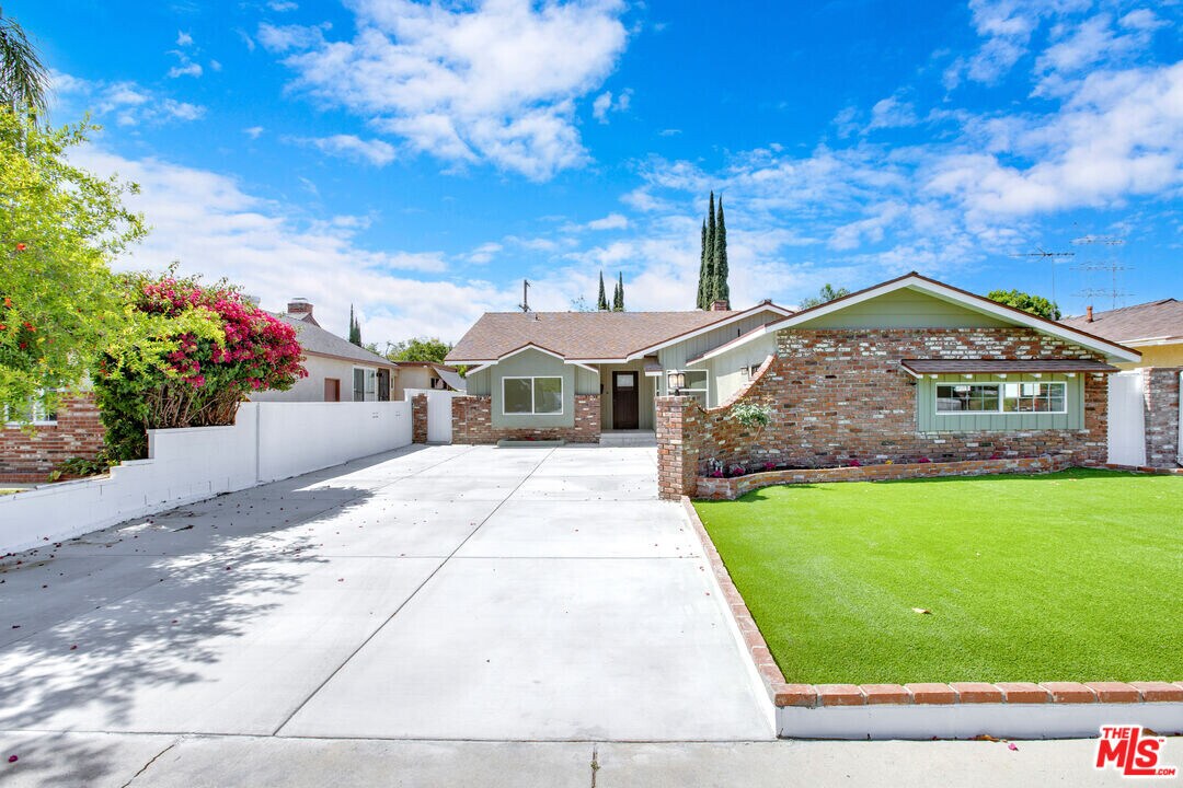 18800 Cohasset St in Los Angeles, CA - Building Photo