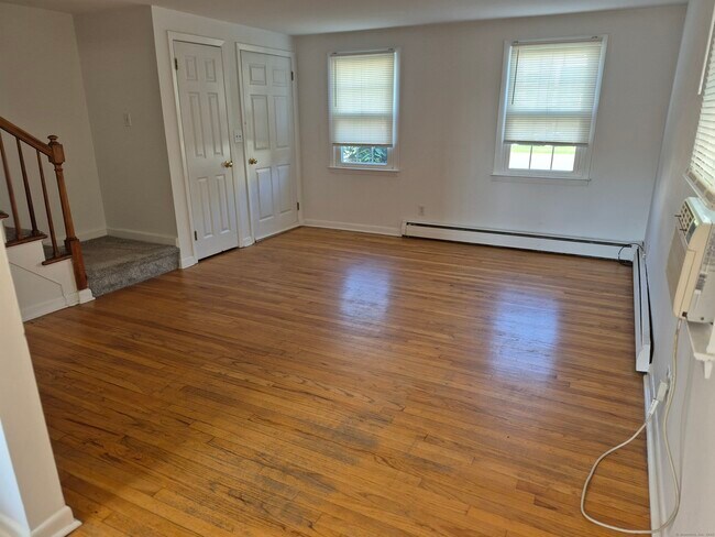 136 Fox St in Fairfield, CT - Building Photo - Building Photo