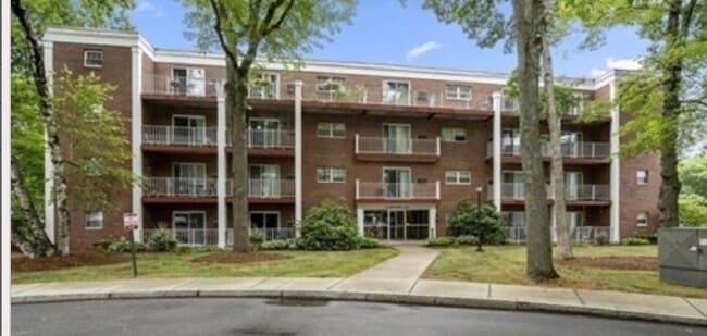 property at 60 Greentree Ln