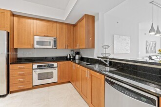 3340 NE 190th St, Unit 405 in Miami, FL - Building Photo - Building Photo