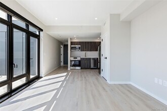 37-18 Broadway in Queens, NY - Foto de edificio - Building Photo