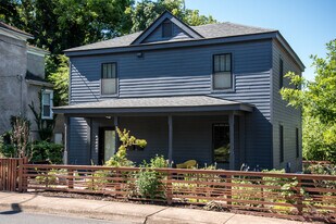 318 Oak Street, Unit Apt B (Downstairs) in Charlottesville, VA - Building Photo